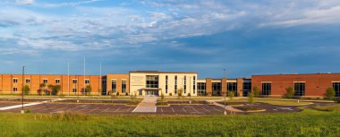 Flowood, MS: Flowood 'daki yeni Kuzeybatı Rankin Lisesi, MS 2021 sonbaharında ilk kez öğrencilere açıldı.