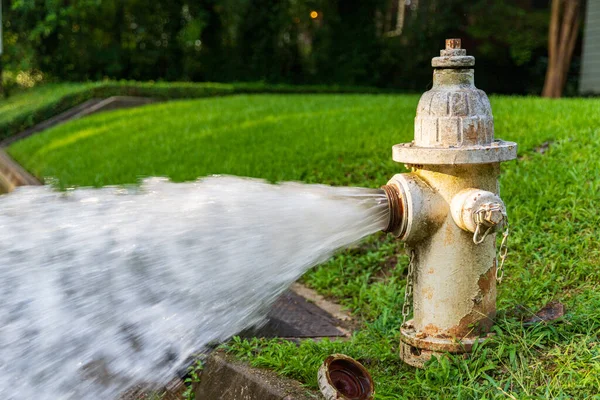 Water Spewing Out Open Fire Hydrant — Stock Photo, Image