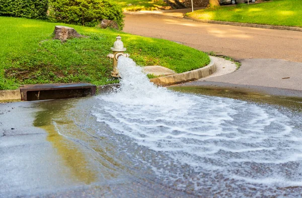 Wasser Fließt Aus Offenem Feuerwehrhydranten — Stockfoto