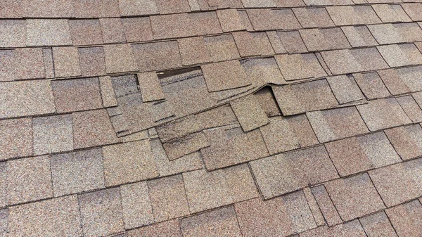 Roof Shingles Damaged Need Repair — Stock Photo, Image