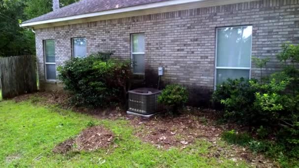 Old Berkarat Home Air Conditioner Unit Sebelah Rumah Bata — Stok Video