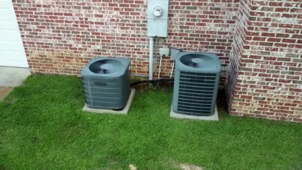 Cámara Mueve Alrededor Las Unidades Aire Acondicionado Hvac Junto Casa — Vídeos de Stock