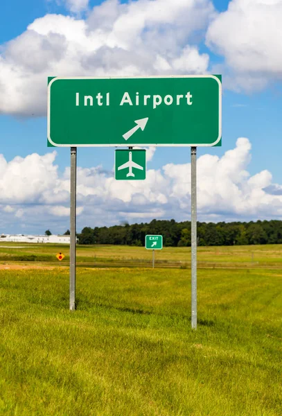 Verkehrsschild Für Ausfahrt Internationaler Flughafen — Stockfoto