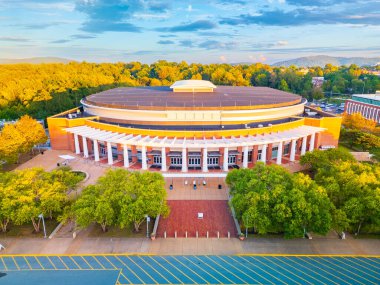 Charlottesville (25 Eylül 2025 - John Paul Jones Arena veya JPJ), Virginia Üniversitesi 'ne ait çok amaçlı bir arena. Virginia Cavaliers erkek ve bayan basketbol takımlarına ev sahipliği yapmaktadır.