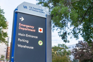 Nashville, TN - 24 Ekim 2025: ABD Gazi İşleri Bakanlığı Acil Servis de dahil olmak üzere hastaneye giriş için imza attı.