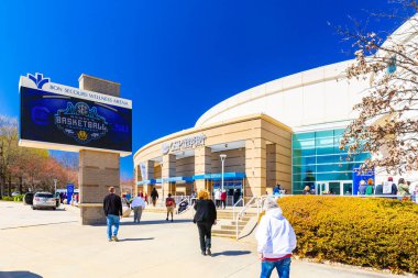 Greenville, SC - 3 Mart 2023: Güney Carolina, Greenville 'de çok amaçlı bir arena olan Bon Secours Wellness Arena' nın dışında tanımlanamayan hayranlar