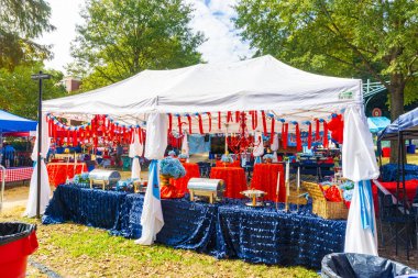 Oxford, MS - 1 Kasım 2025: Oyun gününde Mississippi Üniversitesi kampüsündeki The Grove 'da hayranları ve çadırları takip etmek.