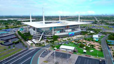 Hard Rock Stadyumu Miami Gardens, Florida 'da bulunan çok amaçlı bir stadyumdur. Bu stadyum Miami Dolphins ve Miami Hurricanes Üniversitesi 'nin evidir.