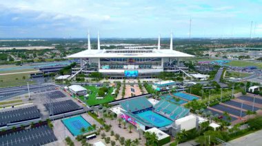 Hard Rock Stadyumu Miami Gardens, Florida 'da bulunan çok amaçlı bir stadyumdur. Bu stadyum Miami Dolphins ve Miami Hurricanes Üniversitesi 'nin evidir.