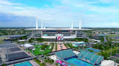 Hard Rock Stadyumu Miami Gardens, Florida 'da bulunan çok amaçlı bir stadyumdur. Bu stadyum Miami Dolphins ve Miami Hurricanes Üniversitesi 'nin evidir.