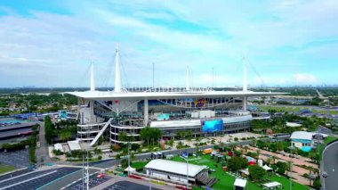 Hard Rock Stadyumu Miami Gardens, Florida 'da bulunan çok amaçlı bir stadyumdur. Bu stadyum Miami Dolphins ve Miami Hurricanes Üniversitesi 'nin evidir.