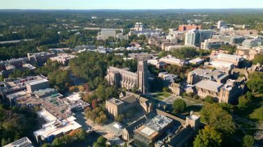 Durham, NC - 17 Ekim 2025: Duke Üniversitesi Şapeli ve diğer binalarla birlikte Duke Üniversitesi üzerinde uçmak