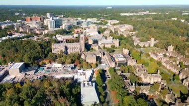 Durham, NC - 17 Ekim 2025: Duke Üniversitesi Şapeli ve diğer binalarla birlikte Duke Üniversitesi üzerinde uçmak