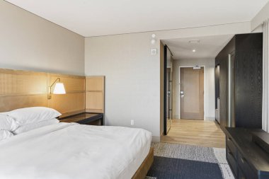 Kral yataklı lüks bir otel odası.