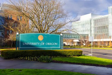 Eugene, OR - 17 Aralık 2025: Oregon Üniversitesi işaret ve giriş