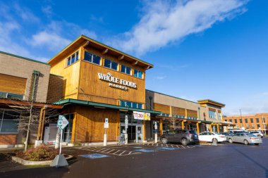 Eugene, OR - 17 Aralık 2025: ABD 'deki bir alışveriş merkezindeki Whole Foods Market' in dışı. Whole Foods Market, Amerika Birleşik Devletleri 'nin organik ve doğal gıdalar üreten bir süpermarket zinciri..