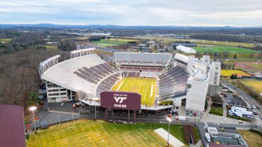 Blacksburg, VA - 21 Kasım 2025: Virginia 'daki Virginia Politeknik Enstitüsü ve Eyalet Üniversitesi' nin (Virginia Tech) kampüsündeki Lane Stadyumu 'nun havadan görünüşü