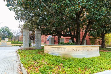 Nashville, TN - 24 Kasım 2024: Nashville, Tennessee 'deki kampüste bulunan Vanderbilt Üniversitesi' nin giriş tabelası.