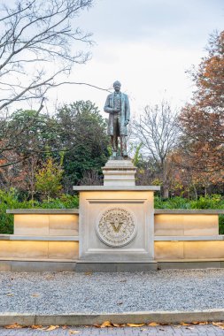 Nashville, TN - 24 Kasım 2024: Nashville, Tennessee 'deki Vanderbilt Üniversitesi kampüsündeki Cornelius Vanderbilt Heykeli ve akademik binalar.