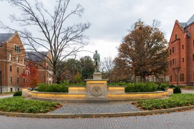 Nashville, TN - 24 Kasım 2024: Nashville, Tennessee 'deki Vanderbilt Üniversitesi kampüsündeki Cornelius Vanderbilt Heykeli ve akademik binalar.