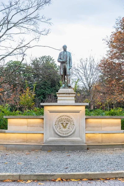 Nashville, TN - 24 Kasım 2024: Nashville, Tennessee 'deki Vanderbilt Üniversitesi kampüsündeki Cornelius Vanderbilt Heykeli ve akademik binalar.