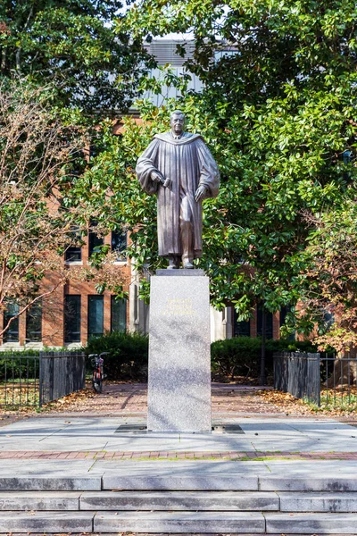 Nashville, TN - 24 Kasım 2024: Harold Stirling Vanderbilt Heykeli ve Tennessee 'deki Vanderbilt Üniversitesi kampüsündeki akademik binalar.