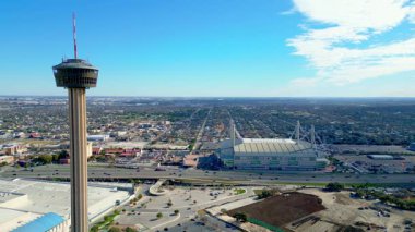 Yükseltilmiş hava perspektifi Alamodome 'u ve San Antonio, Teksas şehir merkezindeki çevre yolları gösteriyor, açık mavi gökyüzünün altında..