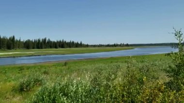 Riding Mountain Ulusal Parkı, Manitoba, Kanada 'daki Whirlpool Gölü' nde soldan sağa yavaş pan
