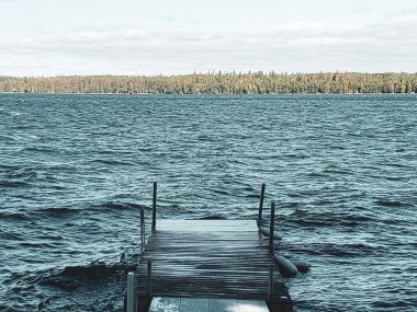 Gündoğumunda rüzgarlı göl, Çocuk Gölü, Ördek Dağı İl Parkı, Manitoba, Kanada