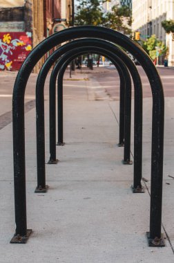 2020 yazında boş bir caddede boş bir bisiklet parkı Winnipeg, Manitoba, Kanada 'da