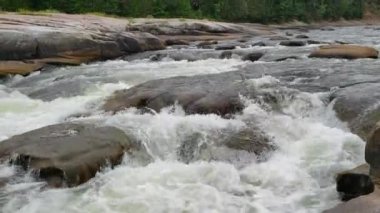 Pabineau Falls, New Brunswick, Kanada 'da beyaz su akıyor.