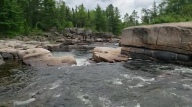 Pabineau Falls, New Brunswick, Kanada 'da beyaz su akıyor.