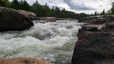 Beyaz su, Pabineau Falls, New Brunswick, Kanada 'da ağır çekimde akıyor.
