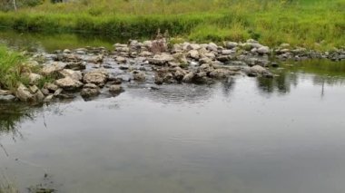 Sturgeon Creek, Winnipeg, Manitoba, Kanada 'daki kayaların üzerinden akan su