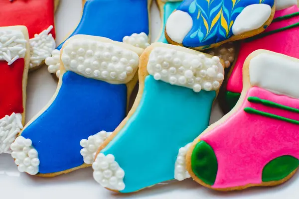 Galletas Navidad Brillantes Coloridas Bellamente Decoradas Forma Medias — Foto de Stock