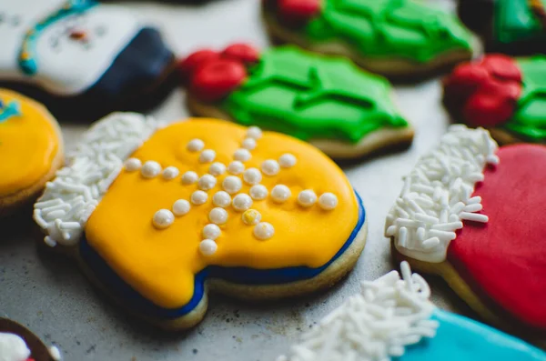 黄色のミトンのように見えるように作られた明るくカラフルで美しく装飾されたクリスマスクッキー — ストック写真