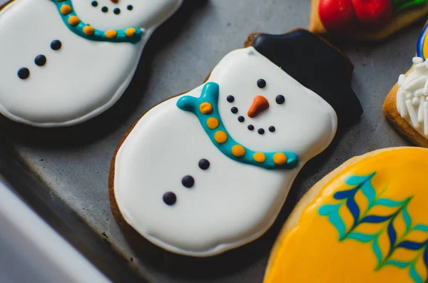 Förtjusande Julpepparkaka Dekorerad För Att Som Glad Snögubbe — Stockfoto