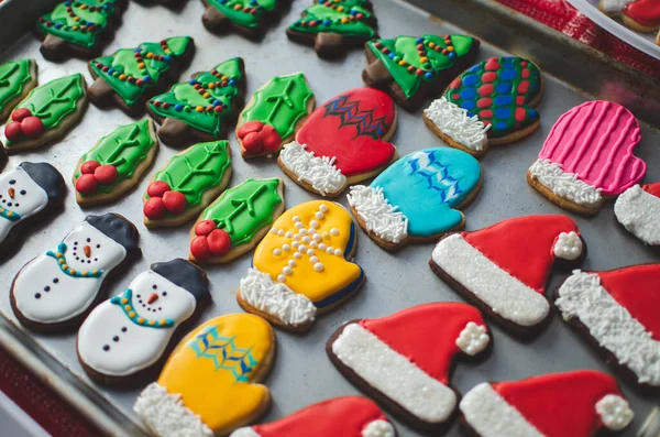 Разнообразие Красиво Украшенных Рождественский Сахар Пряничное Печенье Хлебопекарном Листе — стоковое фото