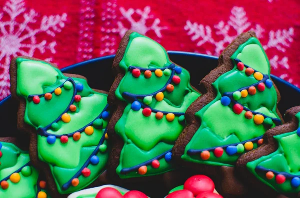 Närbild Vackert Dekorerade Pepparkakor Julkakor Gjorda För Att Som Upplysta — Stockfoto