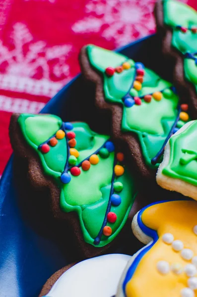 Närbild Vackert Dekorerade Pepparkakor Julkakor Gjorda För Att Som Upplysta — Stockfoto