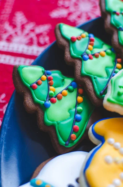 Närbild Vackert Dekorerade Pepparkakor Julkakor Gjorda För Att Som Upplysta — Stockfoto