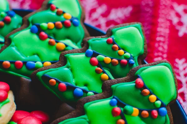 Close Biscoitos Natal Gengibre Lindamente Decorados Feitos Para Parecer Árvores — Fotografia de Stock