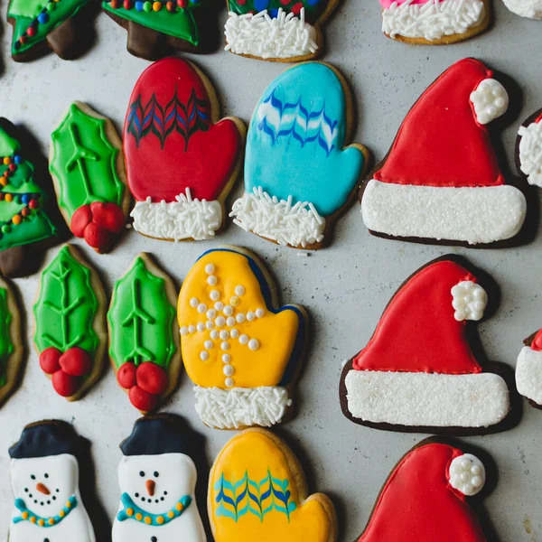 Uma Variedade Biscoitos Açúcar Gengibre Natal Lindamente Decorados Uma Assadeira — Fotografia de Stock