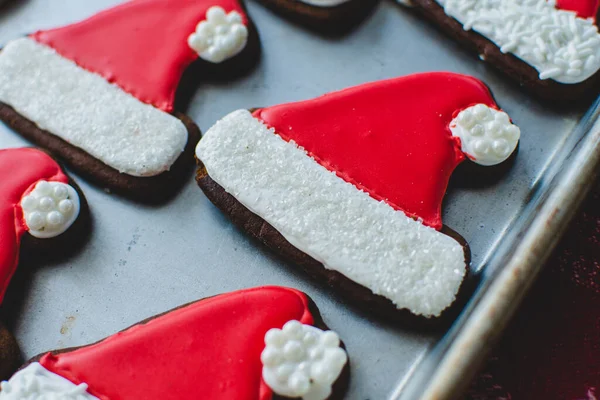 Galleta Roja Brillante Navidad Del Jengibre Decorada Como Sombrero Santa — Foto de Stock