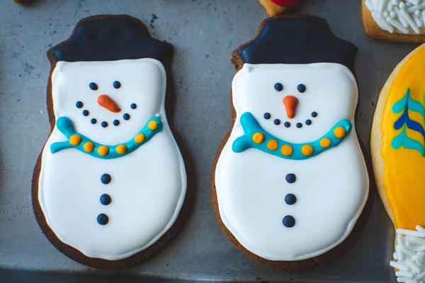 Bedårande Julpepparkakor Dekorerade För Att Som Glada Snögubbar — Stockfoto