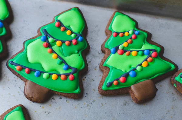 Adorable Christmas Gingerbread Cookies Decorated Look Lit Christmas Trees — Stock Photo, Image