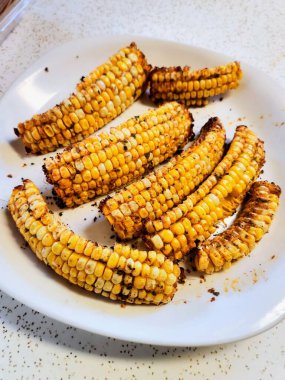 Füme Paprika ve Bitkilerle Çıtır Mısır Pirzolası Aperatifi