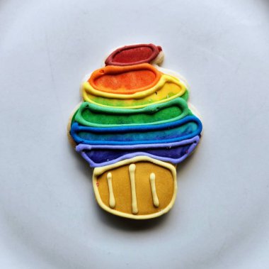 Ev yapımı Renkli Kek Şekilli Kurabiye