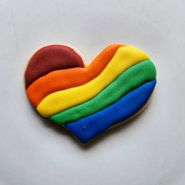 Beyaz Arkaplanda Kalp Şeklinde Gökkuşağı Kurabiyesi