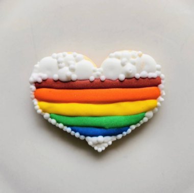 Beyaz Arkaplanda Kalp Şeklinde Gökkuşağı Kurabiyesi